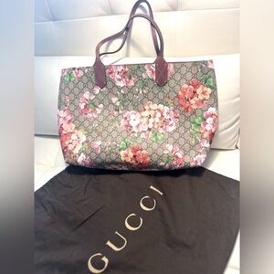 GUCCI GG Supreme Monogram Blooms
Large Reversible Tote
Beige Multicolor DryRose
